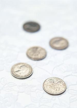 カラーストーンの結婚指輪で愛を誓う